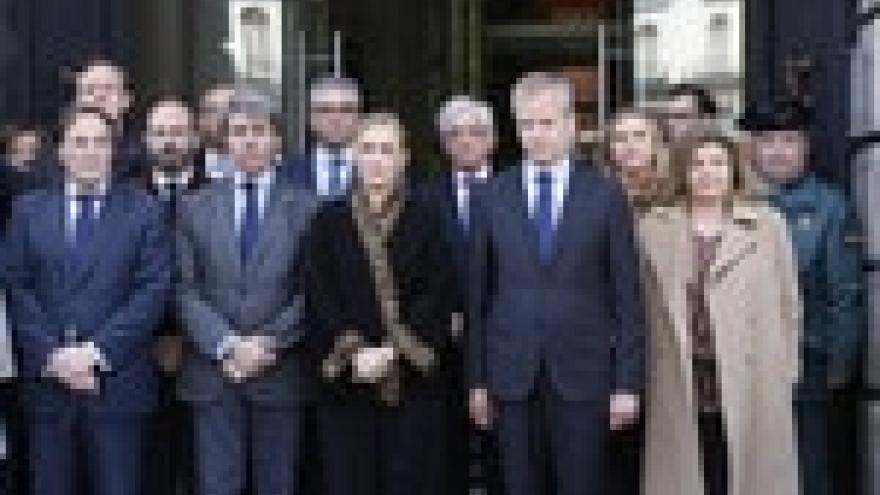 Imagen de cabecera #1 de la página de "Cifuentes guarda un minuto de silencio con el embajador belga por las víctimas del atentado de Bruselas"