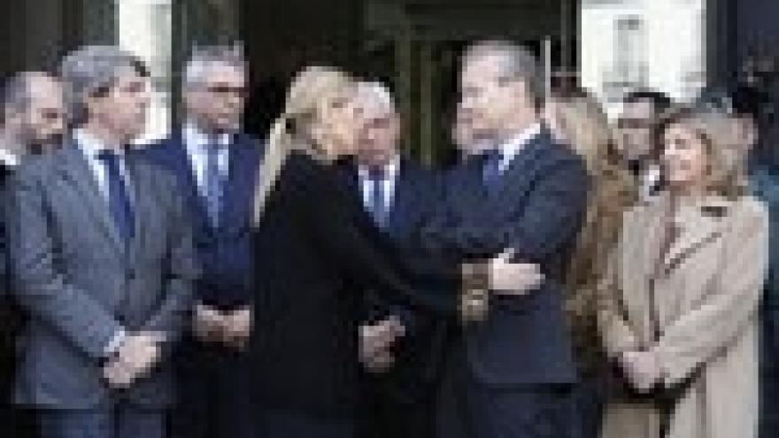 Imagen de cabecera #2 de la página de "Cifuentes guarda un minuto de silencio con el embajador belga por las víctimas del atentado de Bruselas"