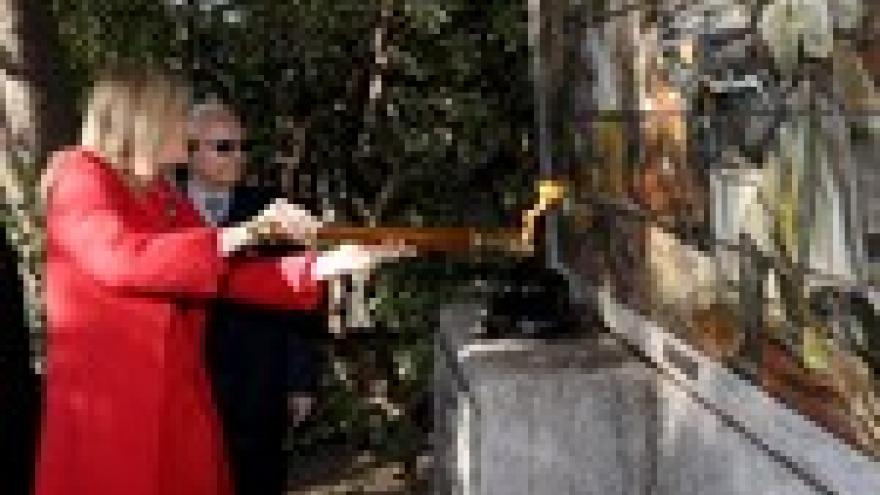 Imagen de cabecera #0 de la página de "Cifuentes, en la ofrenda floral a los héroes del 2 de mayo en el Cementerio de la Florida"