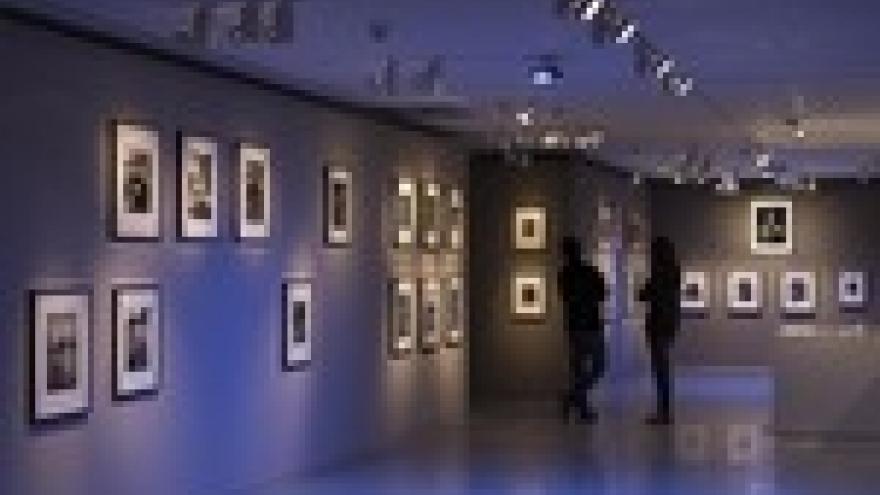 Imagen de cabecera #1 de la página de "Fundación Canal exhibe en Madrid la belleza cotidiana e inesperada de Robert Doisneau"