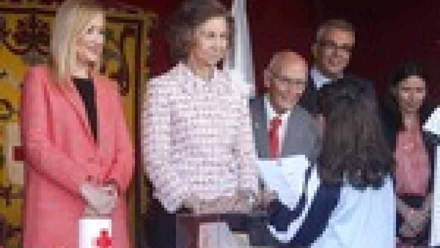 Imagen de cabecera #1 de la página de "Cifuentes acompaña a S.M la Reina Doña Sofía en la cuestación del Día de la Banderita de Cruz Roja"