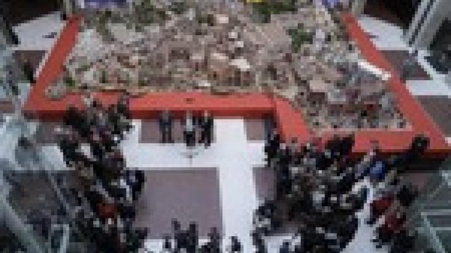 Imagen de cabecera #0 de la página de "Cifuentes presenta la Navidad en Sol con el tradicional Belén, que rinde homenaje a Carlos III"