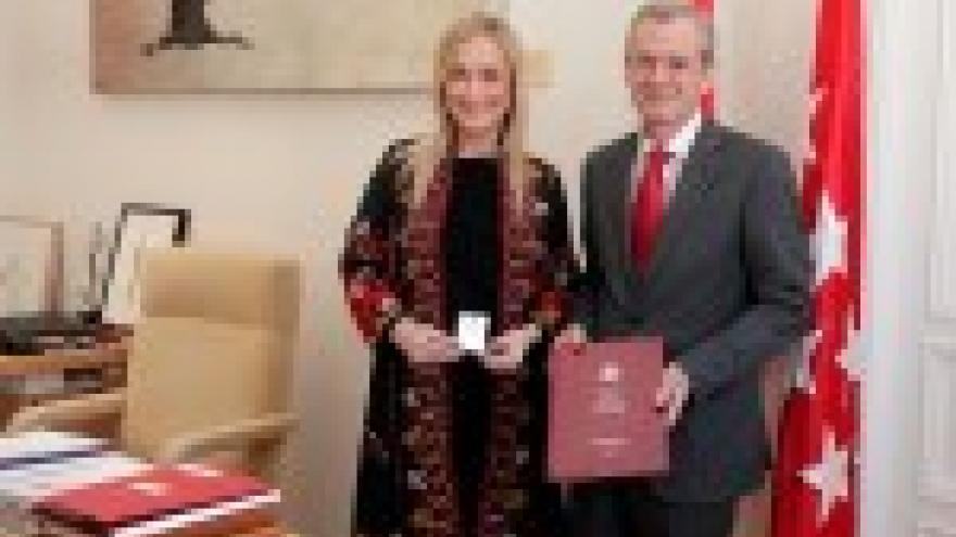 Imagen de cabecera #1 de la página de "Cifuentes recibe la Memoria de la Fiscalía 2015 de manos del fiscal superior de Madrid"