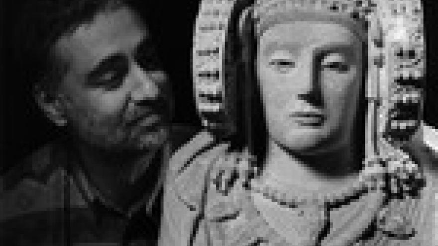 Imagen de cabecera #0 de la página de "Sobrini asiste a la inauguración de la exposición ‘José Latova. Cuarenta años de fotografía arqueológica española’"