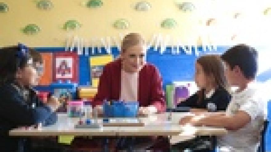 Imagen de cabecera #1 de la página de "Cifuentes inaugura el nuevo curso escolar en el que se estrena el trilingüismo en Primaria y se vuelve a batir un nuevo récord de becas escolares"