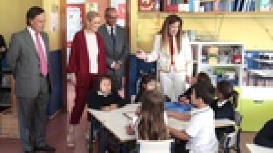 Imagen de cabecera #2 de la página de "Cifuentes inaugura el nuevo curso escolar en el que se estrena el trilingüismo en Primaria y se vuelve a batir un nuevo récord de becas escolares"