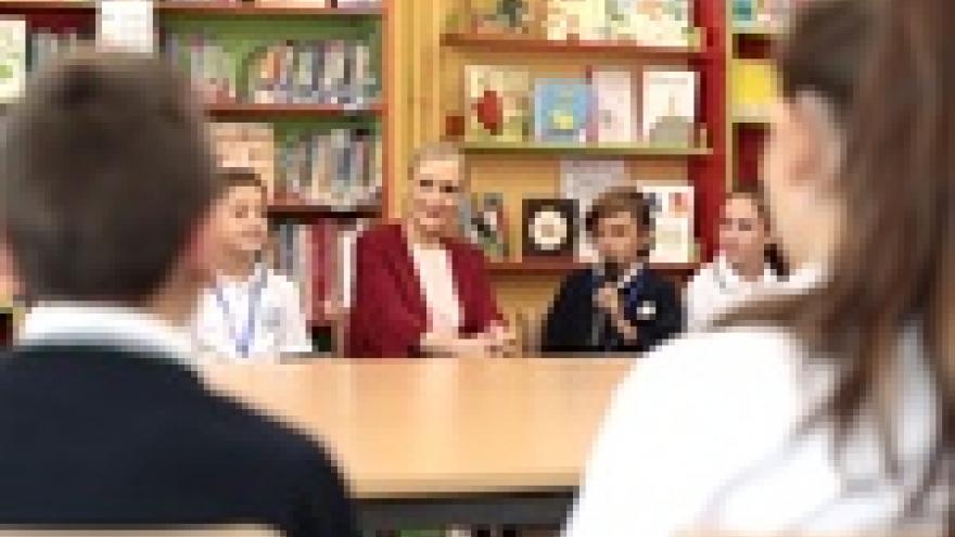 Imagen de cabecera #3 de la página de "Cifuentes inaugura el nuevo curso escolar en el que se estrena el trilingüismo en Primaria y se vuelve a batir un nuevo récord de becas escolares"