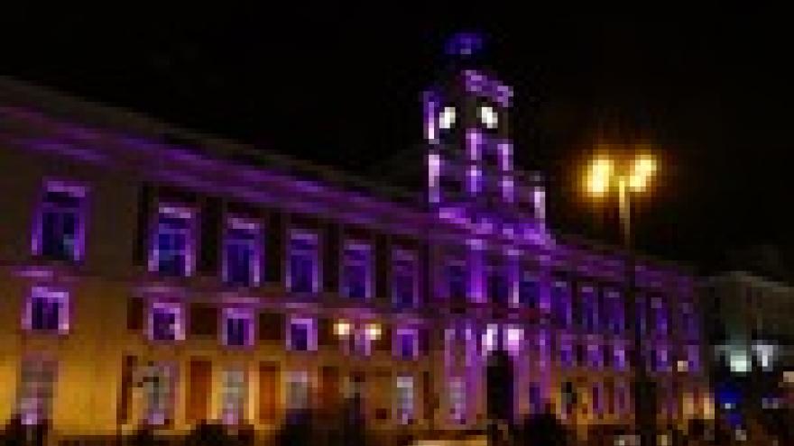Imagen de cabecera #0 de la página de "La fachada de la Real Casa de Correos se ilumina de color violeta"