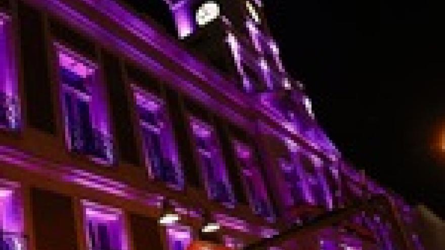 Imagen de cabecera #2 de la página de "La fachada de la Real Casa de Correos se ilumina de color violeta"