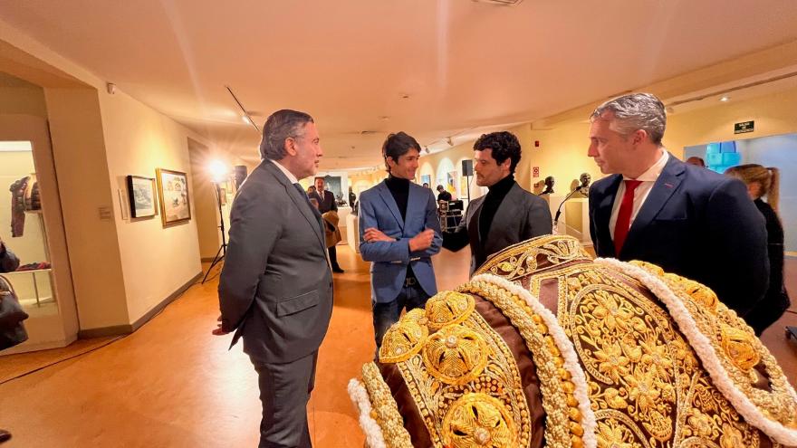 El consejero visitando el Museo Taurino de las Ventas