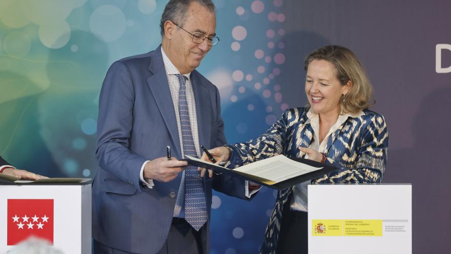 El vicepresidente con la ministra durante la firma del protocolo
