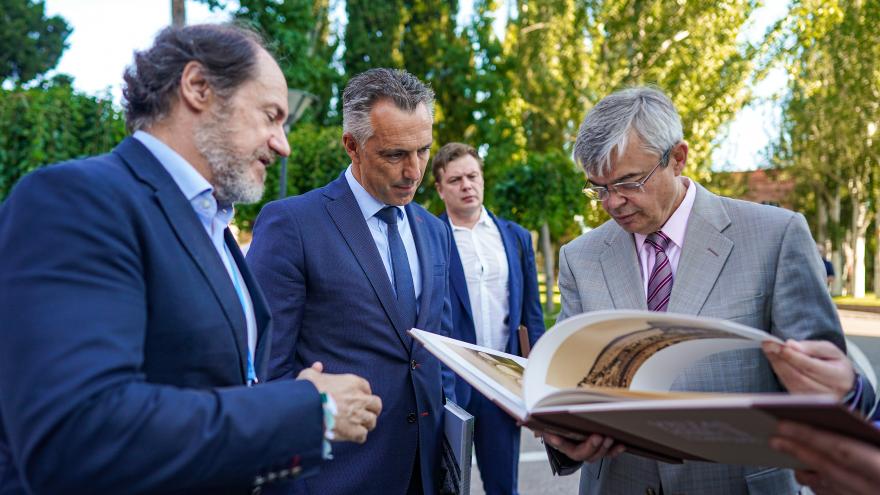 El evento de entrega los equipos