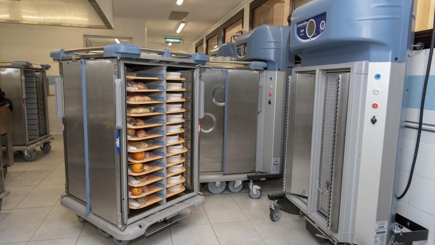 Carros con bandeja de comida del Hospital de Getafe