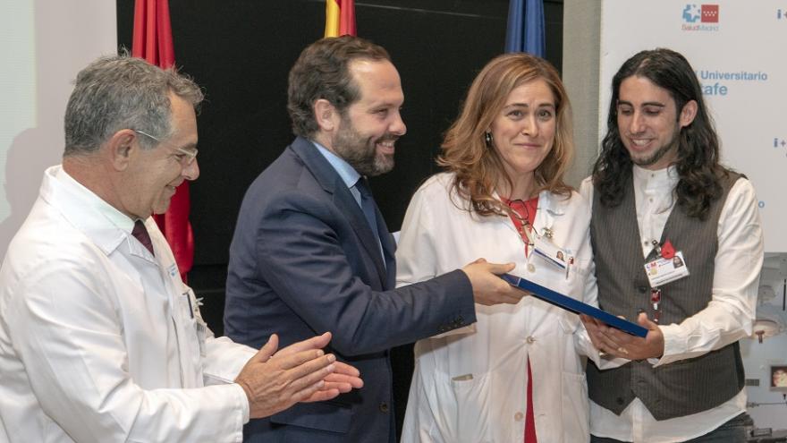 Profesionales de Banco de Sangre reciben el premio.