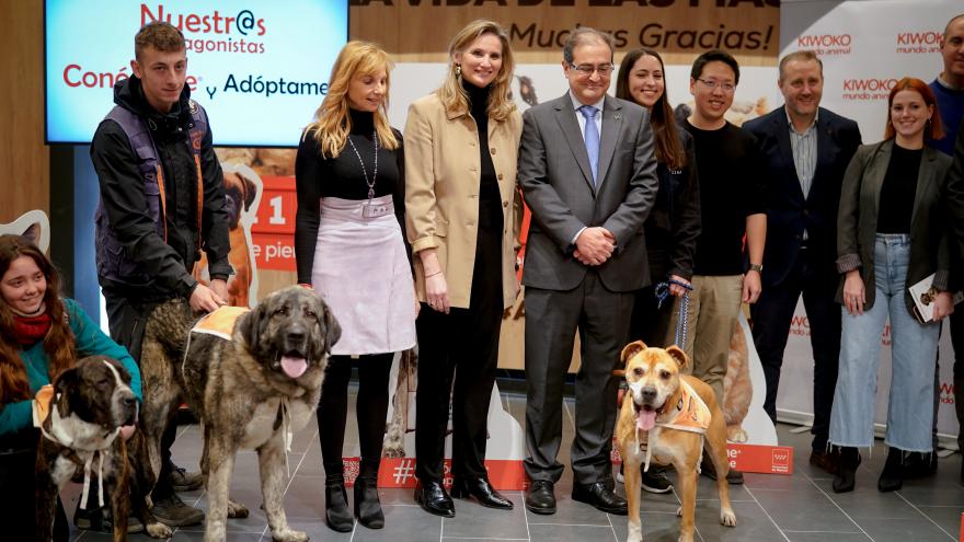 La consejera Paloma Martín con los perritos durante la presentación de la campaña