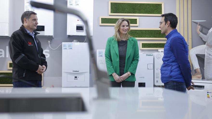 La consejera Paloma Martín conversa con los trabajadores de la tienda 