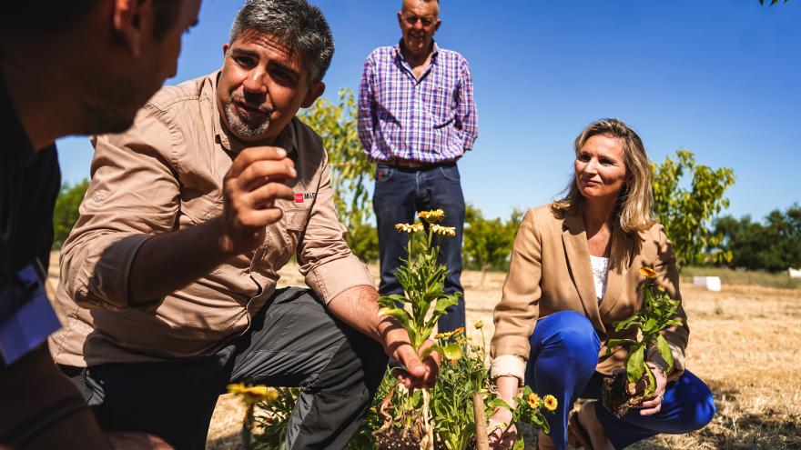 La consejera Paloma Martín con los agricultores