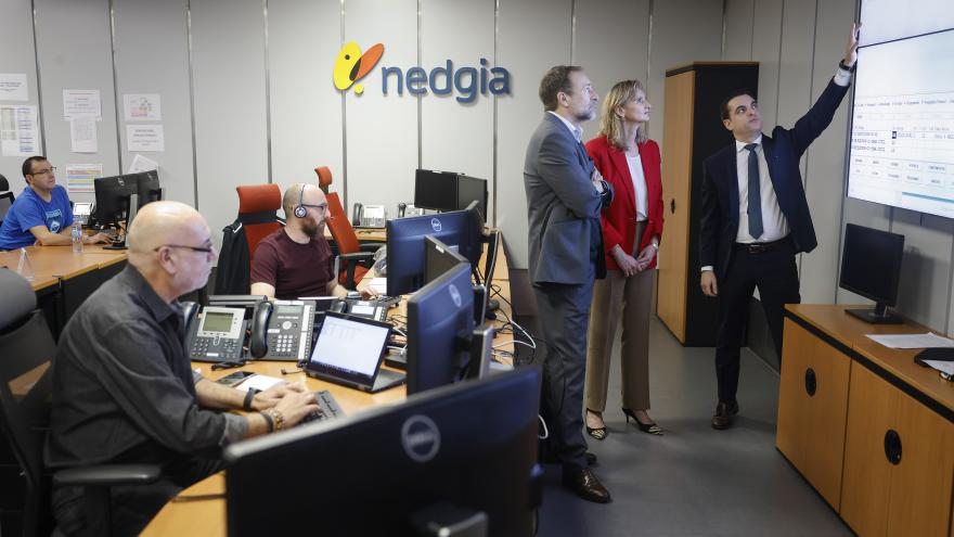 La consejera Paloma Martín visitando Nedgia y conversando con algunos de sus representantes