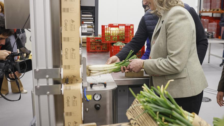 La consejera viendo algunas verduras