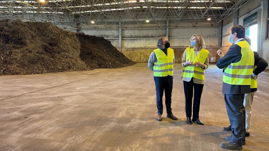 La consejera, junto a los encargados de la planta, observa montañas de lodo seco