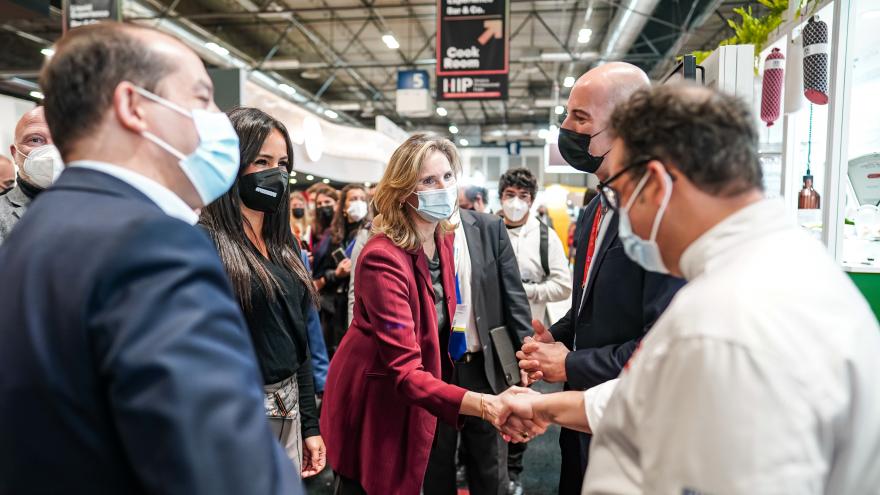 La consejera da la mano a un chef en compañía de la vicealcaldesa de Madrid, Begoña Villacís, entre otros