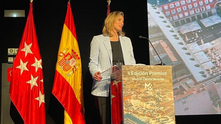 La consejera Paloma Martín en escenario durante la entrega del premio