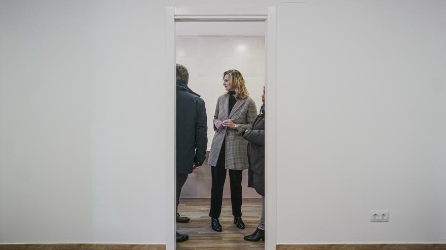 La consejera camina por el local comercial ya adaptado para vivienda