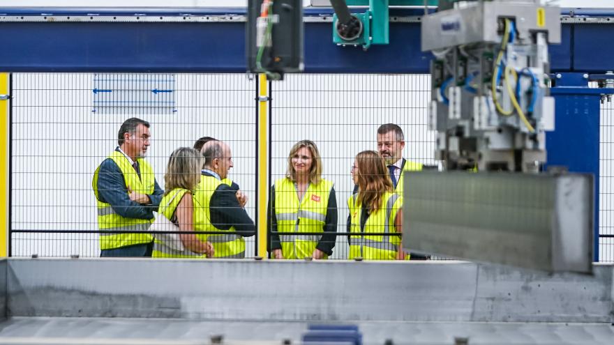 La consejera Paloma Martín en su visita a la fábrica de viviendas
