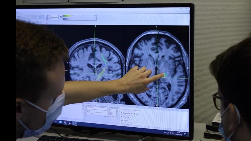 El Hospital público Clínico San Carlos de la Comunidad de Madrid reduce un 80% el temblor esencial y asociado a la enfermedad de Parkinson La pantalla del hospital