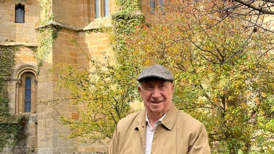 José María Pérez 'Peridis' posando con su libro "El tesoro del convento caído"