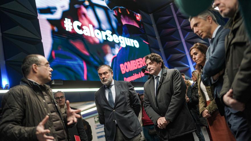 Los consejeros López y Pérez durante la demostración de los bomberos