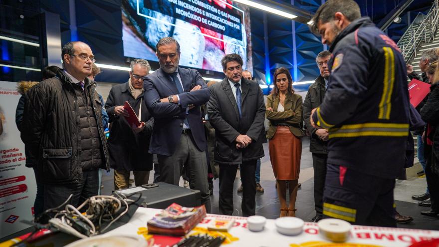 Los consejeros López y Pérez durante la demostración de los bomberos