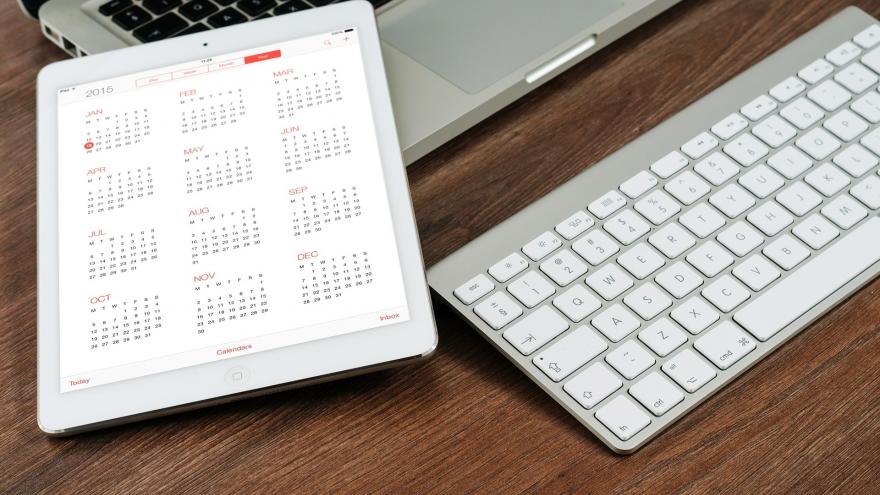 Ordenador y tablet con calendario