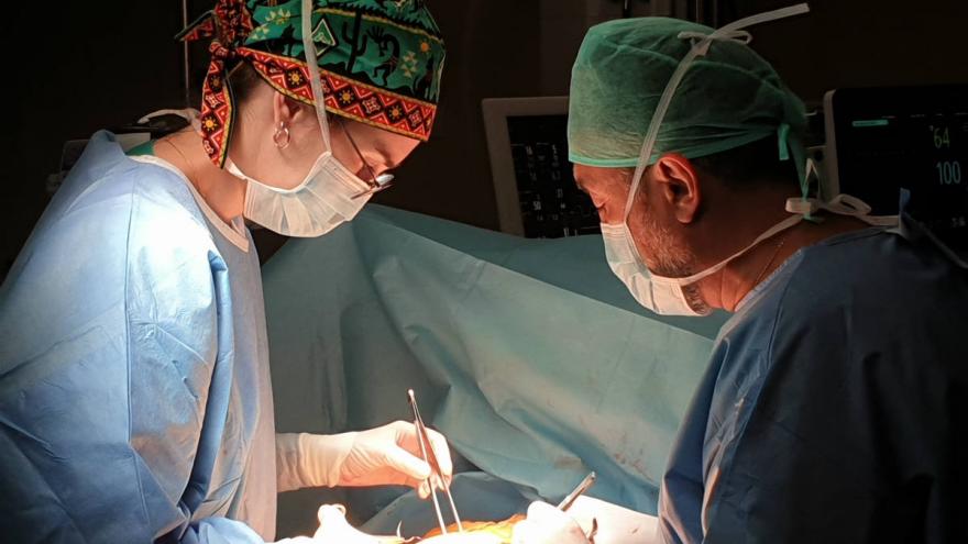 Intervención de cirugía en uno de los dos quirófanos integrados del Hospital Severo Ochoa