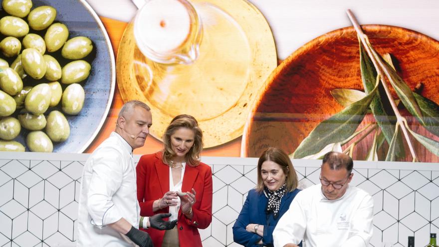La consejeras sirviendo aceite y platos