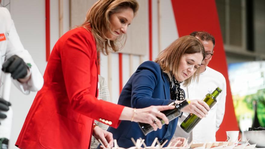 La Comunidad de Madrid promociona más de un centenar de productos locales junto a 33 empresas en el Salón Gourmets Las consejeras Paloma Martín y Marta Rivera sirviendo aceite de oliva