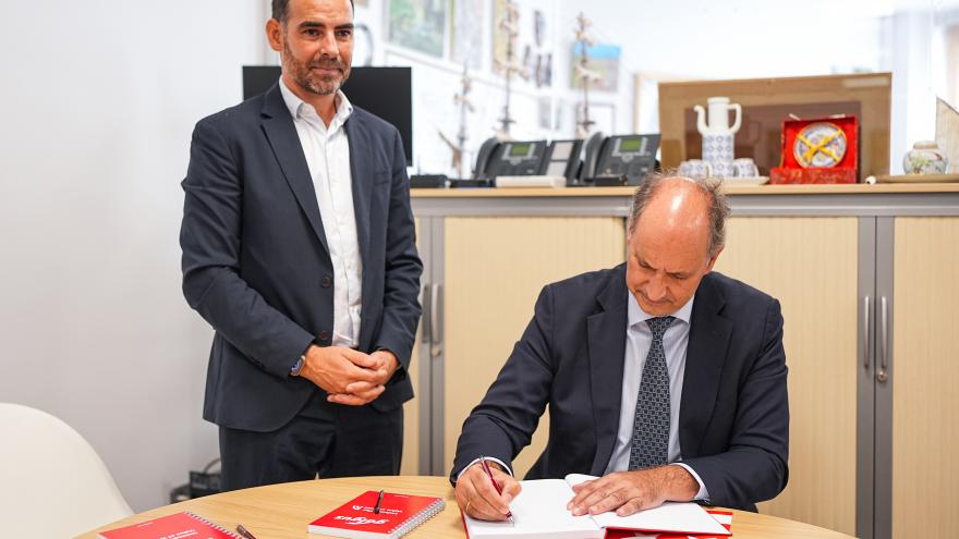 La Comunidad de Madrid aplica una innovadora tecnología para aumentar la conectividad 5G en pequeños municipios y zonas rurales El consejero López-Valverde