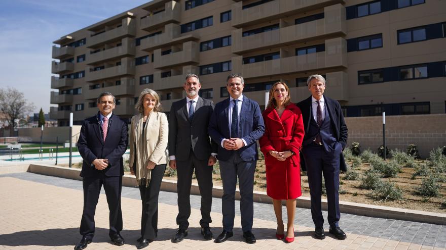 El consejero Rodrigo en la entrega de llaves del Plan Vive en Alcorcón