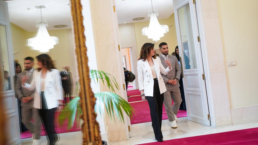 La presidenta ha recibido hoy en la Real Casa de Correos al deportista reconocido como mejor luchador de artes marciales mixtas de la UFC La presidenta junto a Ilia Topuria