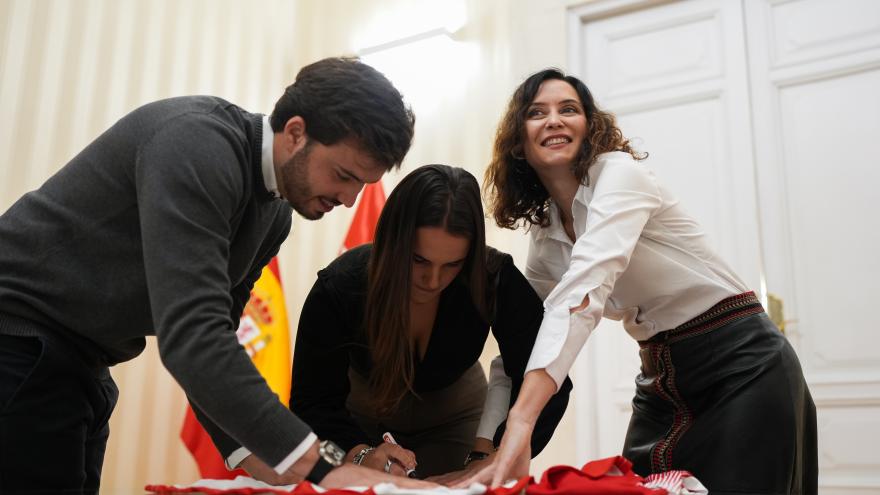 Díaz Ayuso recibe en la Real Casa de Correos a los campeones del mundo de tiro con arco Elia Canales y Andrés Temiño La presidenta Isabel Díaz Ayuso