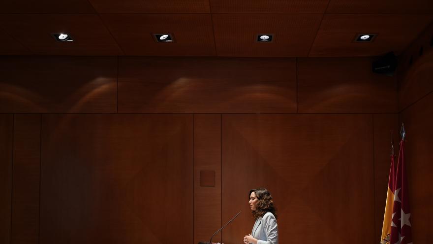 La presidenta Isabel Díaz Ayuso con los miembros de la Fundación Querer