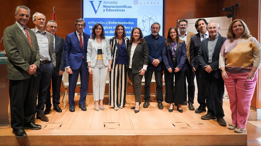 La presidenta Isabel Díaz Ayuso con los miembros de la Fundación Querer