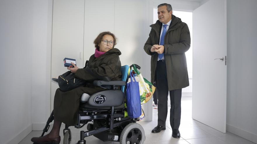 El consejero Rodrigo ha entregado hoy las llaves de uno de estos hogares de la Agencia de Vivienda Social en el distrito de Fuencarral-El Pardo