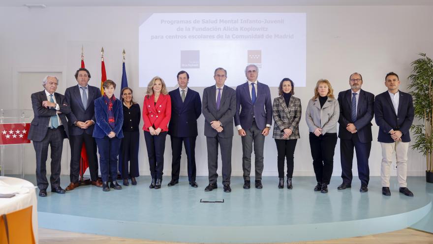 Los consejeros junto a los representantes de la fundación