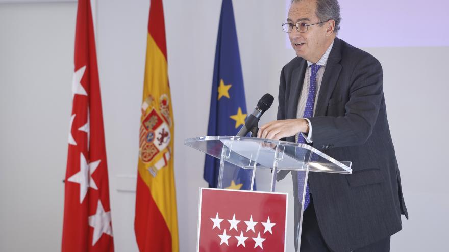 El vicepresidente Enrique Ossorio interviene desde el atril