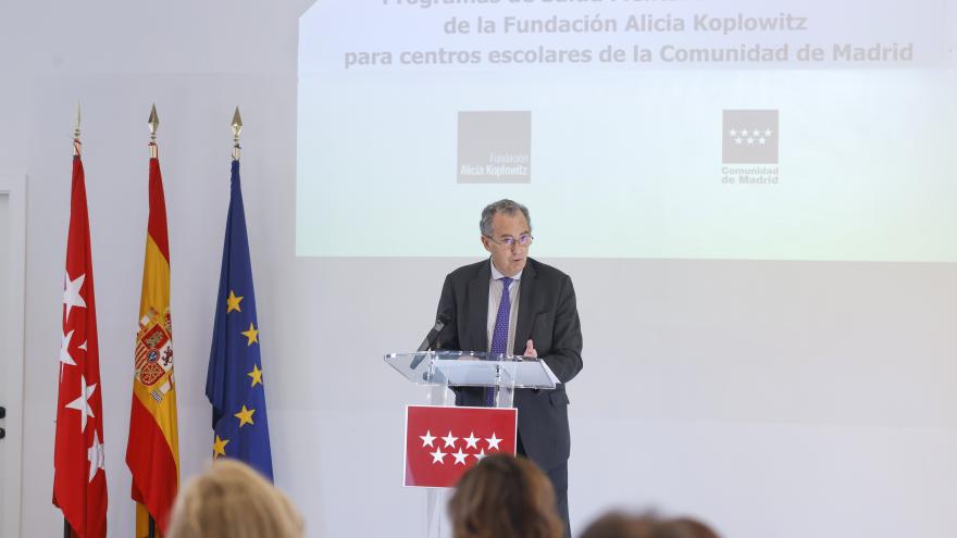 El vicepresidente Enrique Ossorio interviene desde el atril