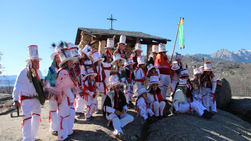 Romería de San Blas, con trajes típicos de perreros