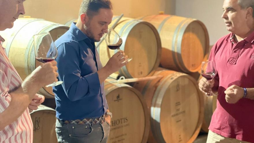 Sergio López prueba un vino tinto