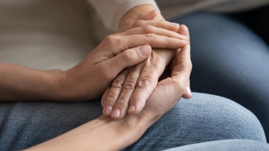 La Comunidad de Madrid aprueba 42 millones en la atención a personas con discapacidad intelectual y envejecimiento prematuro Unas manos de una persona envejecida y una joven