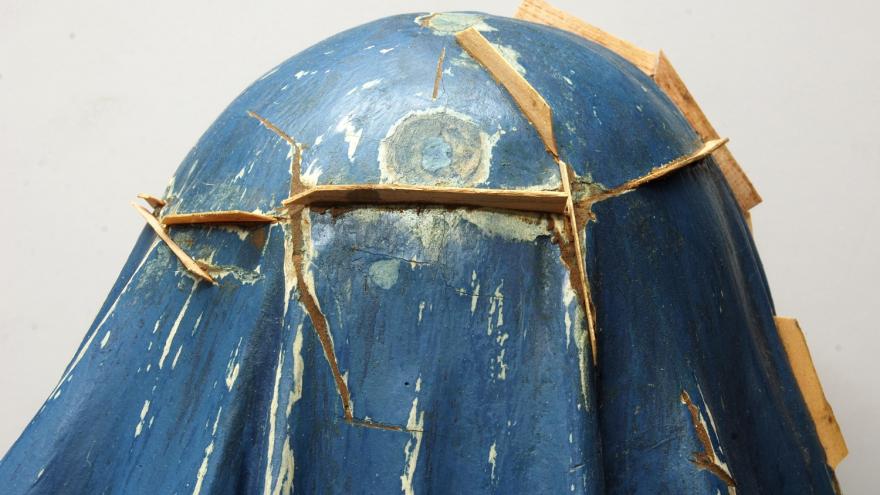 Sellado de grietas del soporte mediante la colocación de chirlatas de madera y resina imagen de restauración de madera